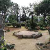 Ci avviamo su uno di questi che ci conduce a una piccola piazzola, al centro della quale troviamo i resti di una struttura in pietra con sette innesti di colonne che reggevano una voliera